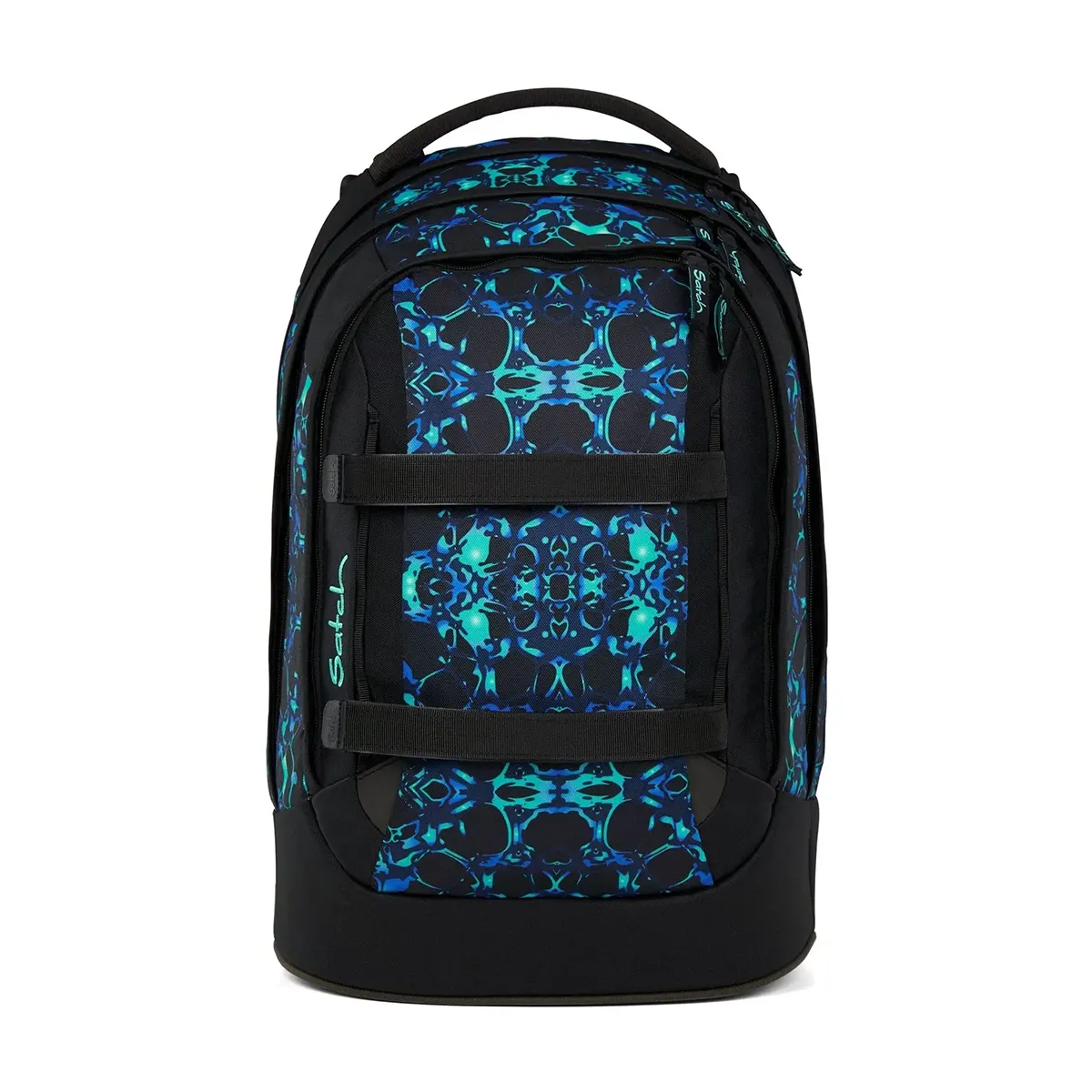 Der Satch Pack Schulrucksack - Caleido Blue von Satch hat ein blaues und blaugrünes abstraktes Muster, Riemen an der Vorderseite und einen Griff an der Oberseite. Dieser ergonomische Schulrucksack kombiniert Komfort und Stil für den täglichen Gebrauch.
