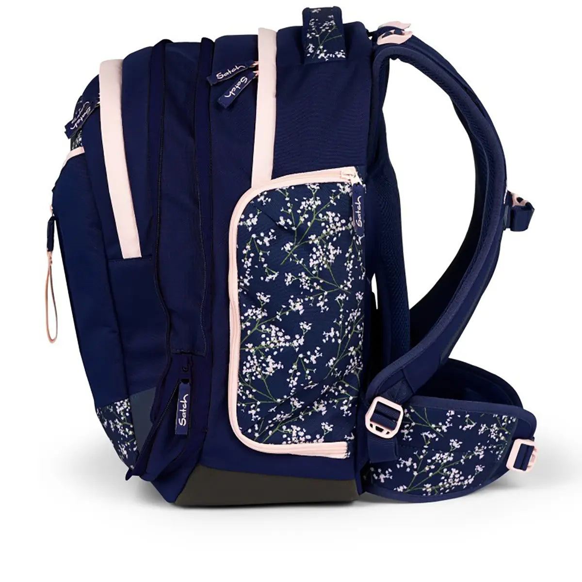 Der Satch Match Schulrucksack - Bloomy Breeze von Satch hat einen marineblauen Blumendruck, rosa Reißverschlüsse, Seitentaschen und gepolsterte Schultergurte - ein ergonomischer Schulrucksack, der Komfort und Stil vereint.