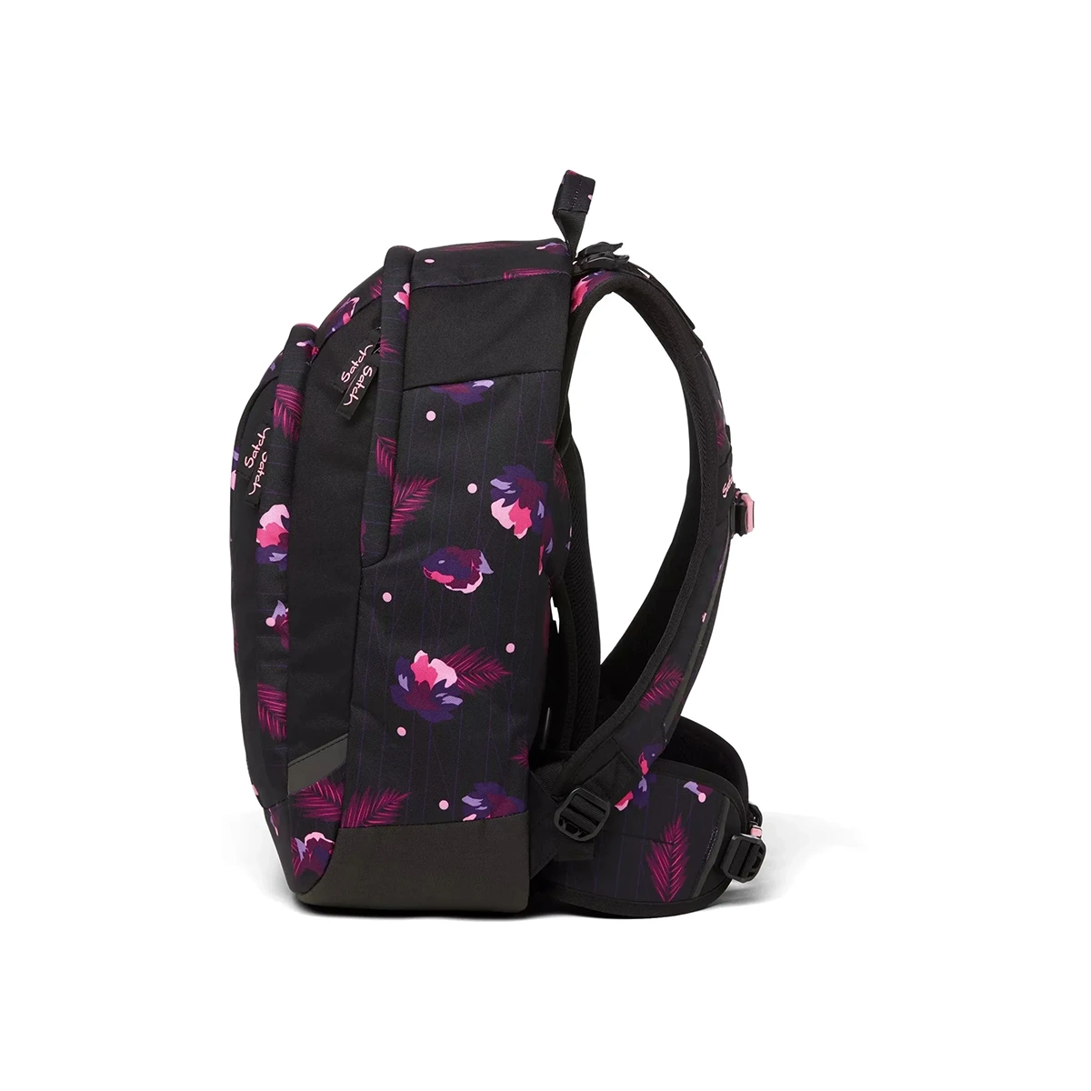 Seitenansicht des Satch Match Schulrucksack - Mystic Nights von Satch in schwarz mit rosa und lila Blumen- und Blattmuster, mit ergonomisch gepolsterten Trägern.