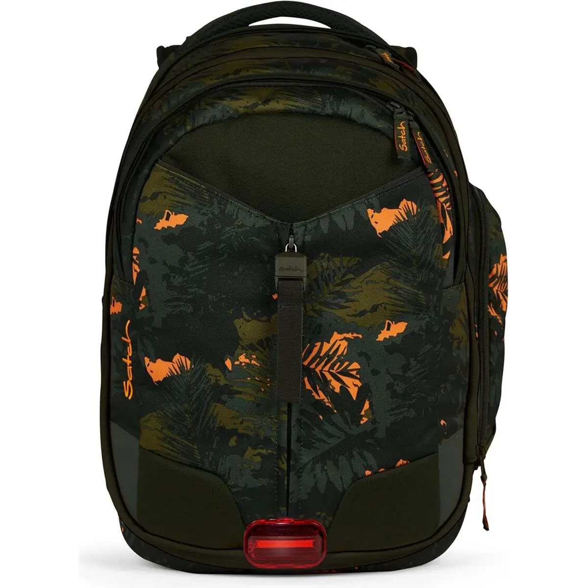 Der Satch Match Schulrucksack - Jurassic Jungle von Satch verfügt über einen grünen und orangen Tarndruck, einen Frontreißverschluss, einen kleinen roten Reflektor und ein ergonomisches Design - ideal für stilbewusste, aktive Schüler.