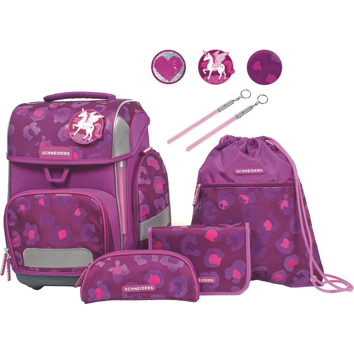 Das 9-teilige Schneiders Ergolite Berry Paw Schulranzen-Set von Schneiders überzeugt mit ergonomischem Design, lila-pinkem Einhorn-Motiv, passenden Federmäppchen, nachhaltigen Patches und praktischem Turnbeutel.
