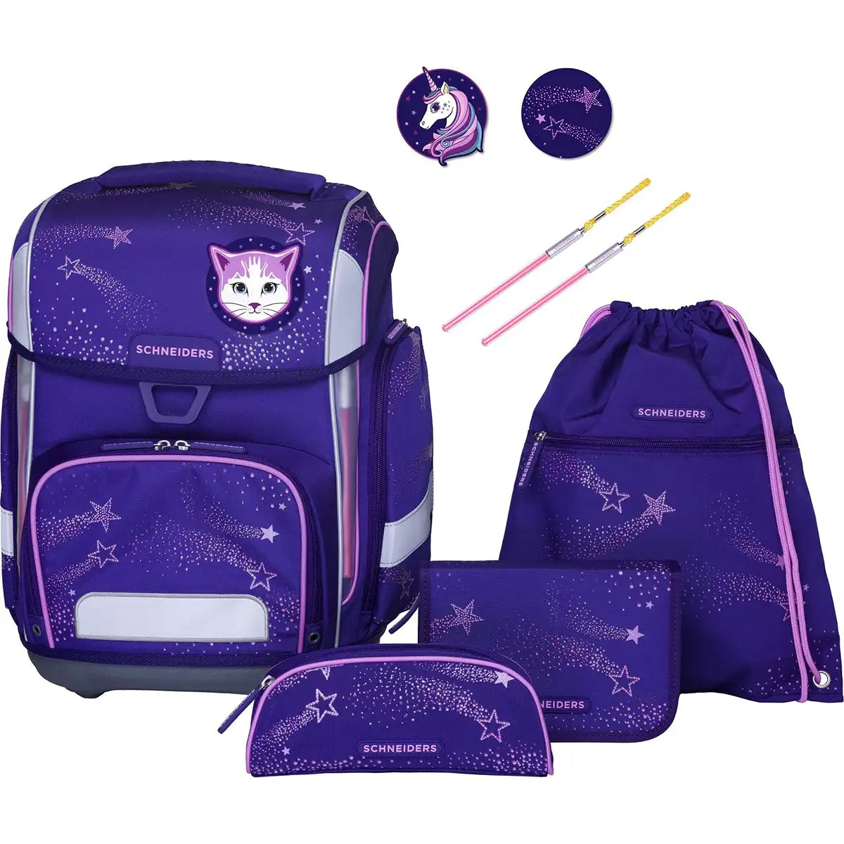 Das 9-teilige Schneiders Ergolite "Dark Hunter" Schulranzen-Set besteht aus einem leichten, ergonomischen lilafarbenen Schulrucksack mit Katzen- und Sternenmotiven, Kordelzugtasche, Federmäppchen, Portemonnaie, zwei Stiften und Einhorn-/Stern-Aufnähern - alles von Schneiders.