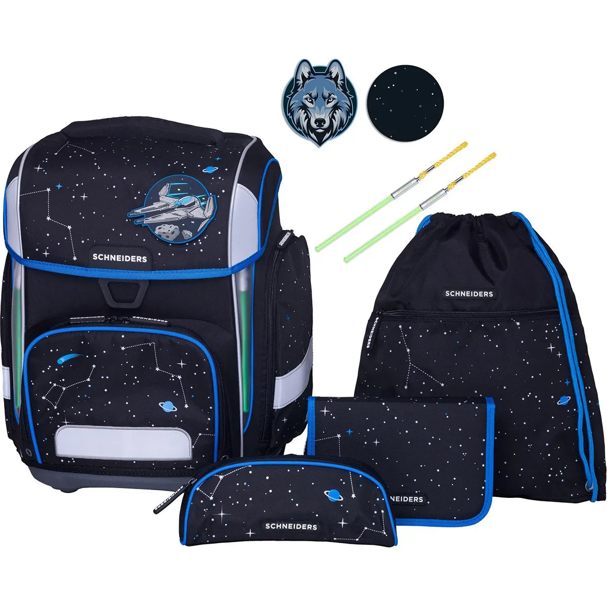 Das 9-teilige Schulranzen-Set "Space Quest" von Schneiders Ergolite zeigt ein schwarz-blaues Weltraum-Motiv mit Sternen und Planeten. Dazu gehören ein leichter Schulranzen, eine Kordeltasche, ein Federmäppchen, ein Portemonnaie, zwei Stifte und ein rundes Wolfsabzeichen.