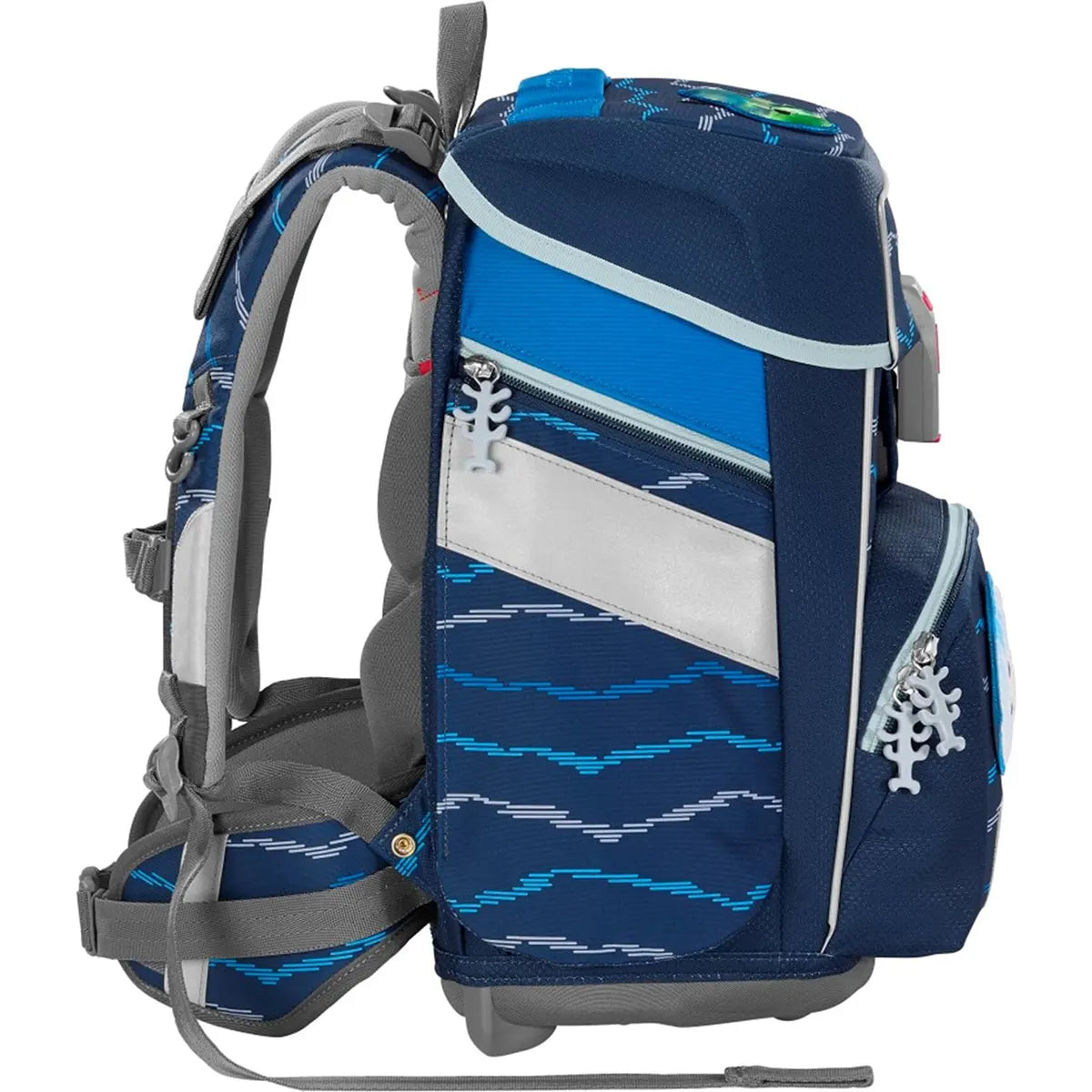 Der Step by Step Space Set Soccer Lars - ein besonders leichter Schulranzen in Blau und Grau mit ergonomischem Tragesystem, viel Stauraum, gepolsterten Trägern, Seitentaschen und reflektierenden Streifen.