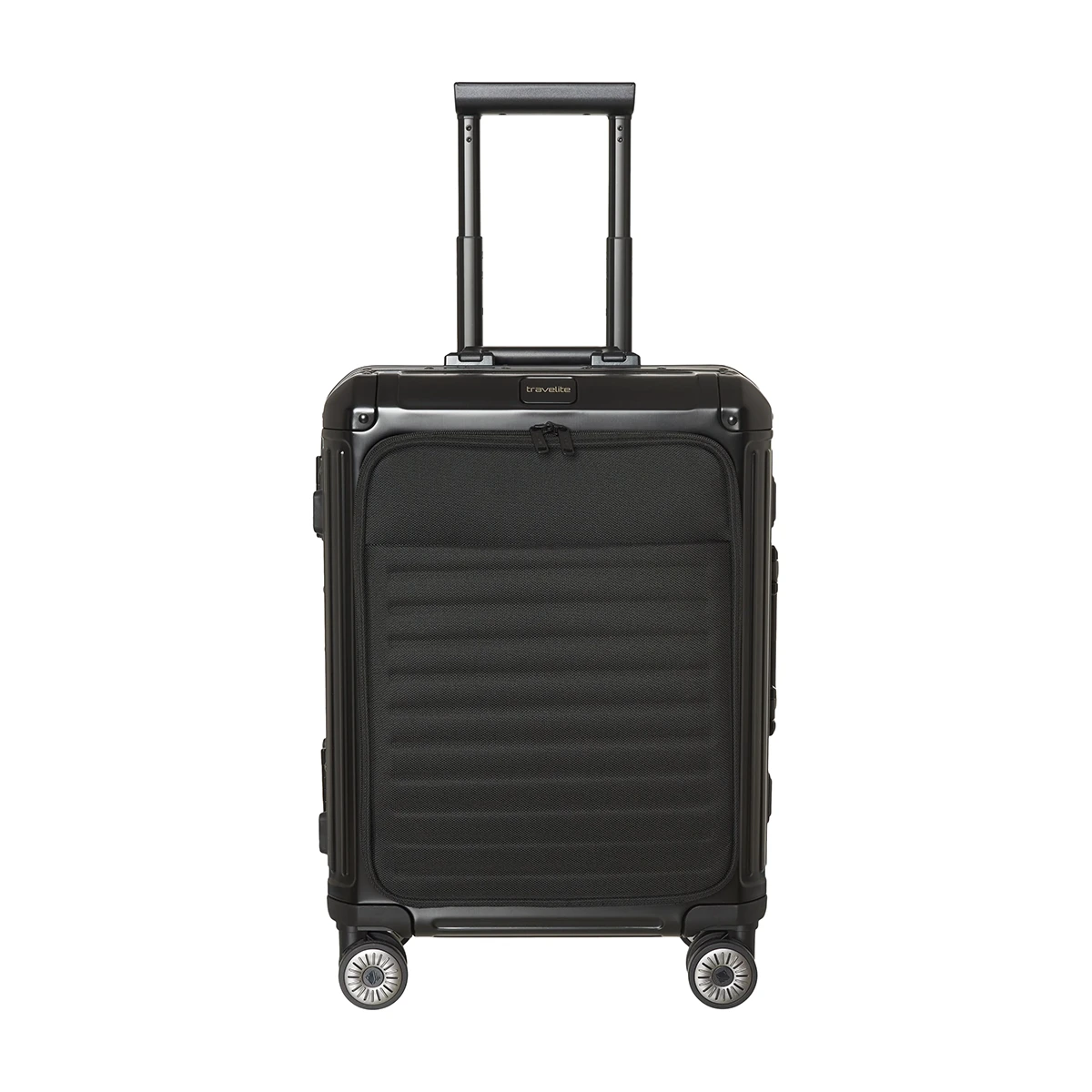 Der Travelite Next 4-Rollen-Trolley 55 cm (Schwarz, Aluminium) - Bordgepäck mit Vortasche von Travelite zeichnet sich durch eine robuste Hartschalenkonstruktion, einen Teleskopgriff und vier Spinner-Räder aus, die aufrecht auf einem weißen Hintergrund stehen.