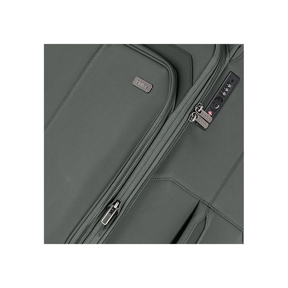 Nahaufnahme eines olivgrünen Travelite Priima 4-Rollen-Trolleys L (79 cm) mit Reißverschluss, eingebautem TSA-Zahlenschloss, zwei Reißverschlussfächern und einem kleinen Metall-Logoschild mit dem Travelite-Markennamen.