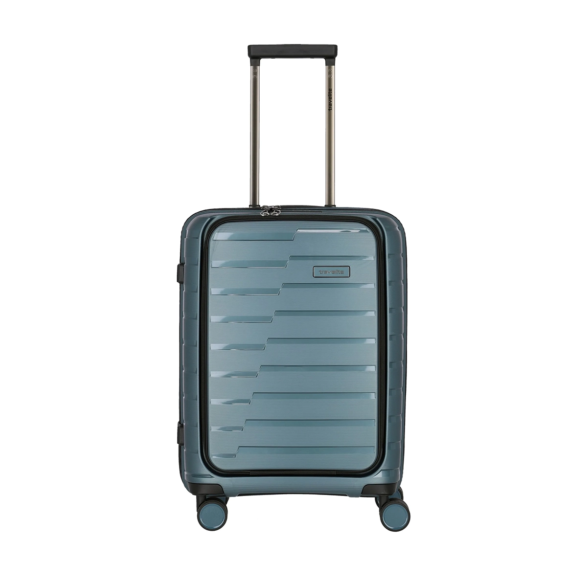 Der Travelite Air Base 4-Rad Trolley S mit Vortasche in Ice Blue ist ein Hartschalen-Handgepäckkoffer mit vier Rollen und einem Teleskopgriff, abgebildet auf weißem Hintergrund.