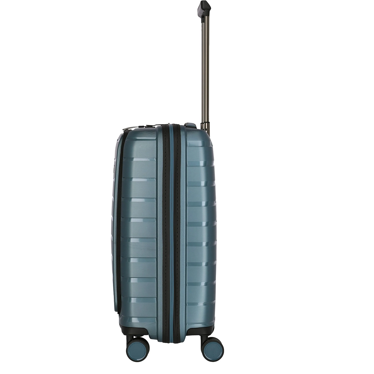 Der Travelite Air Base 4-Rad Trolley S mit Vortasche in Ice Blue, ein vierrädriger Koffer mit verlängertem Griff von Travelite, wird von der Seite gezeigt.