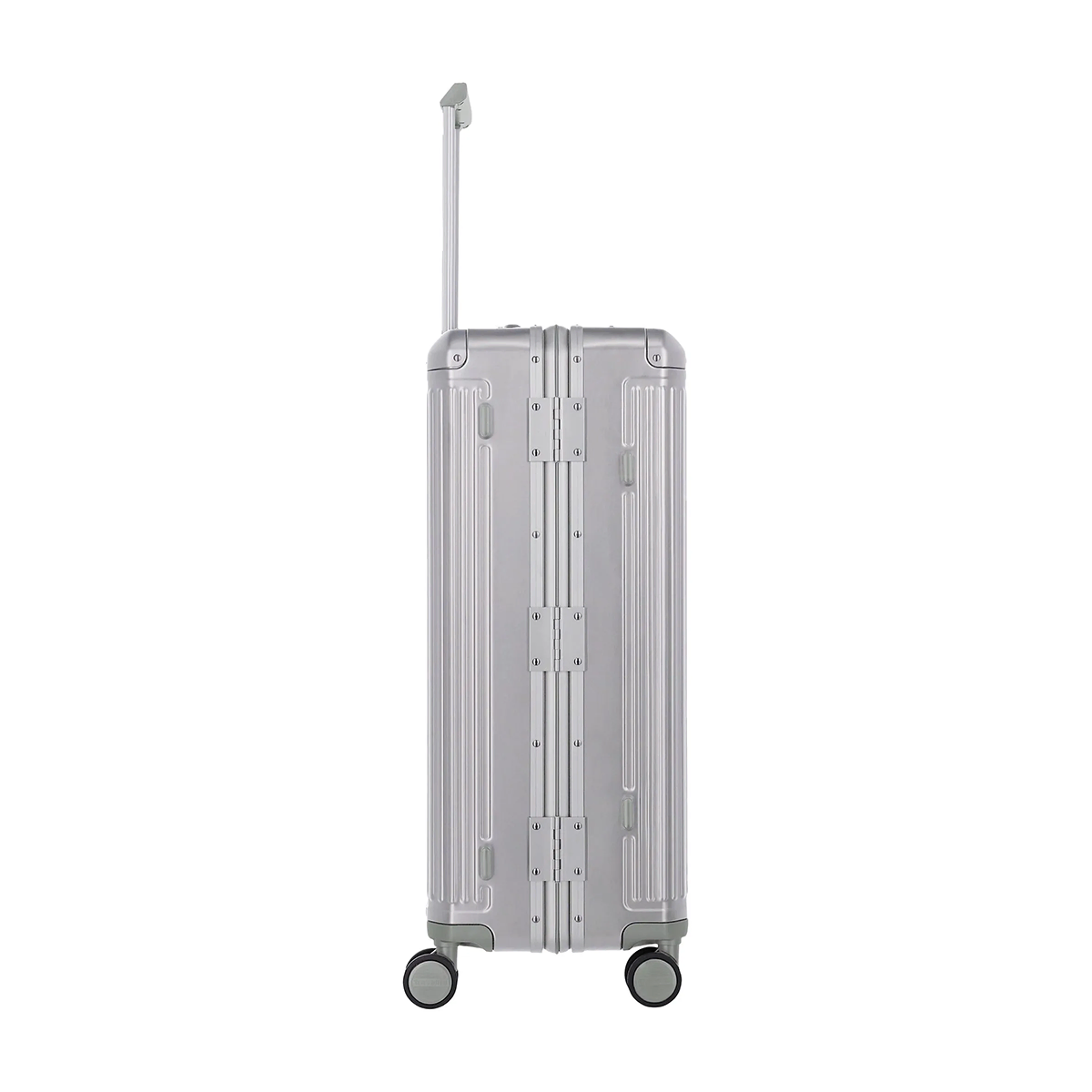 Der Travelite Next Aluminium Trolley L (4 Rollen, 100 Liter, Grau/Silber) von Travelite steht aufrecht mit ausgezogenem Teleskopgriff und vier Rädern, in der Seitenansicht vor einem schlichten weißen Hintergrund.