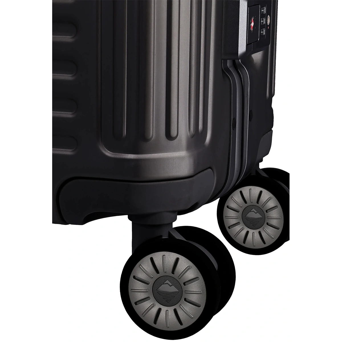 Nahaufnahme der Ecke und der Räder des Travelite Next Aluminium Trolley M (4 Rollen, 69 Liter, Schwarz) von Travelite, die die strukturierte Metalloberfläche zeigen.