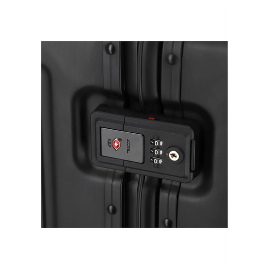 Nahaufnahme des Travelite Next 2.0 4-Rollen-Trolley L (77 cm, Schwarz) von Travelite, einem Aluminium Hartschalenkoffer mit integriertem TSA-Zahlenschloss und Schlüsselloch für erhöhte Sicherheit in der schlanken Kofferoberfläche.