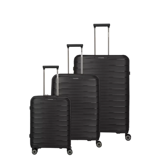 Drei schwarze Travelite Mooby Trolley-Set 3tlg (S/M/L, Schwarz) Koffer mit verlängerten Griffen stehen nebeneinander und sind jeweils mit einem TSA-Zahlenschloss für sicheres Reisen ausgestattet.