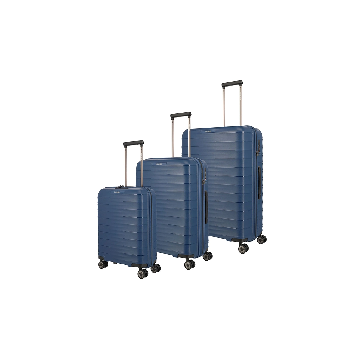 Drei Travelite Mooby Trolley-Set 3tlg (S/M/L, Marineblau) Koffer von Travelite, jeder mit einer Polypropylen-Hartschale, vier Rollen und einem verlängerten Teleskopgriff, stehen aufrecht in einer Reihe vor einem schlichten weißen Hintergrund.