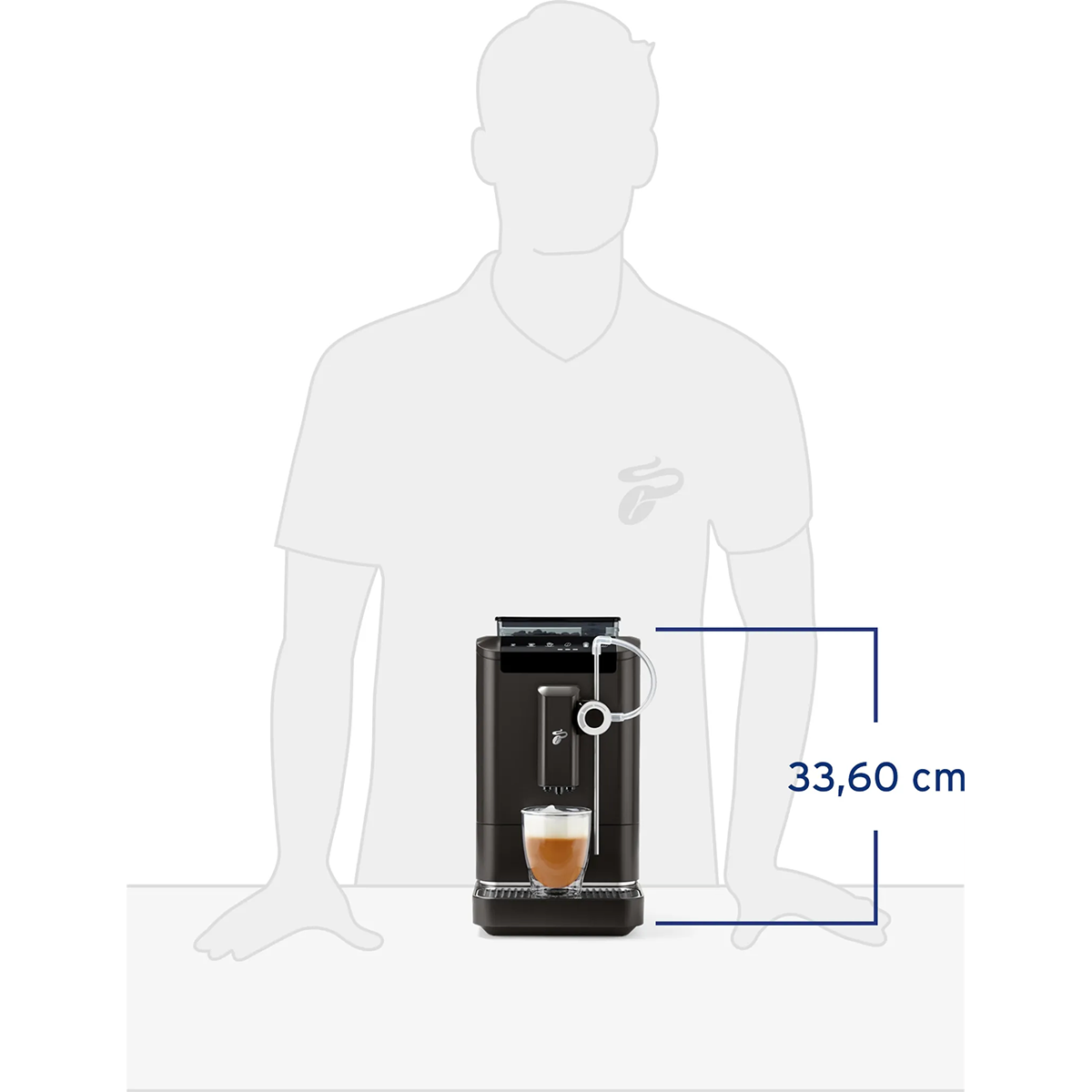 Ein schwarzer Tchibo Kaffeevollautomat Esperto2 Milchkaffeemaschine mit einer Kaffeetasse ist neben dem Umriss einer Person abgebildet; die Höhe beträgt 33,6 cm.