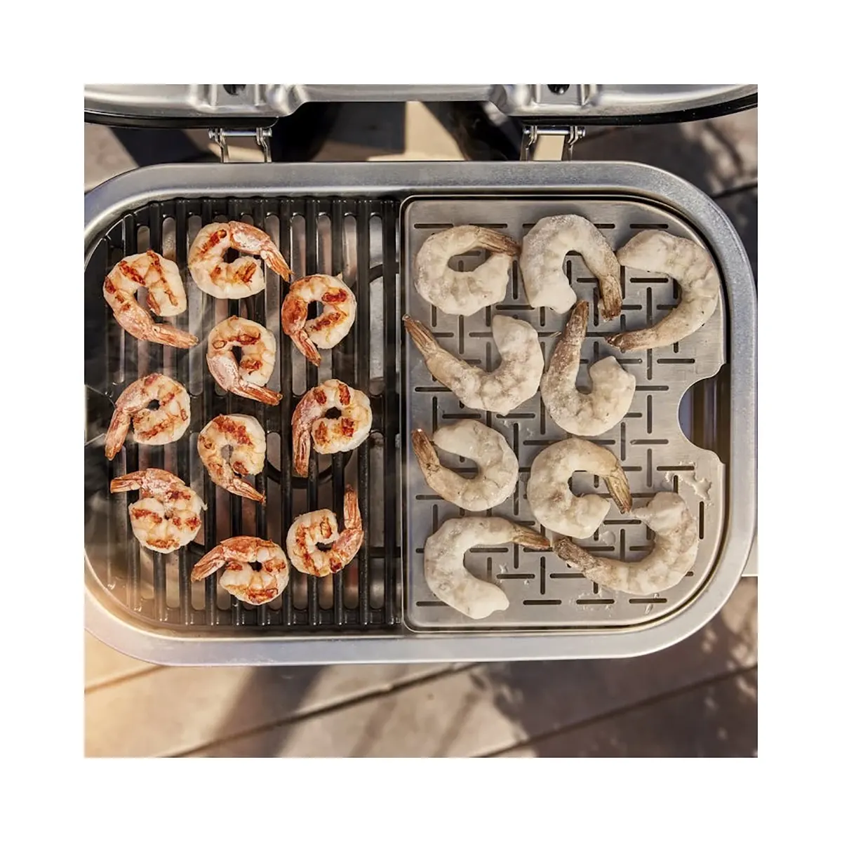 Auf der einen Seite rohe Shrimps, auf der anderen Seite perfekt gegrillt - mit dem Weber Lumin Compact von Weber wird Ihr nächstes Grillfest mühelos und lecker.