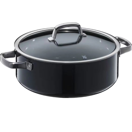 Die WMF SCHMORPFANNE FUSIONTEC 28 cm in Schwarz hat eine runde Form, zwei Metallgriffe und einen glänzenden Glasdeckel. Sie ist auf weißem Hintergrund abgebildet. Marke: WMF.