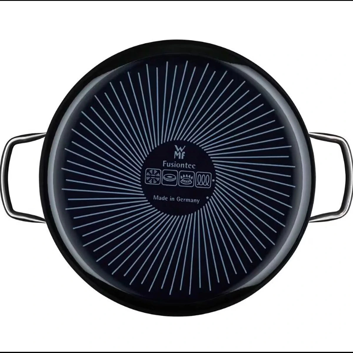 Eine WMF SCHMORPFANNE FUSIONTEC 28 cm in schwarz wird von oben betrachtet und zeigt ihren Boden mit strahlenden weißen Linien, zwei Metallgriffe sowie die Logos WMF und Fusiontec Made in Germany.
