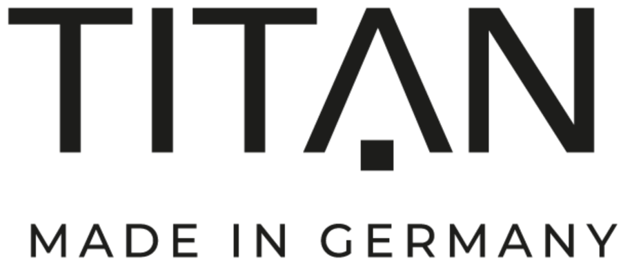 Schwarzes Textlogo TITAN mit Made in Germany darunter in Großbuchstaben auf weißem Hintergrund.