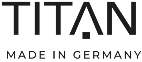 Schwarzes Textlogo TITAN mit Made in Germany darunter in Großbuchstaben auf weißem Hintergrund.