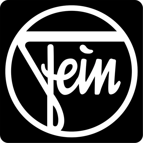 Weißer kursiver Text Fein in einem weiß umrandeten Kreis auf schwarzem Hintergrund.