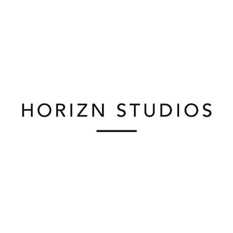 Die Worte HORIZN STUDIOS in schwarzen Großbuchstaben über einer horizontalen schwarzen Linie auf weißem Hintergrund.