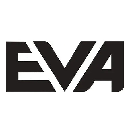 In fetten schwarzen Buchstaben wird EVA in einer modernen, kantigen Schriftart auf weißem Hintergrund geschrieben.