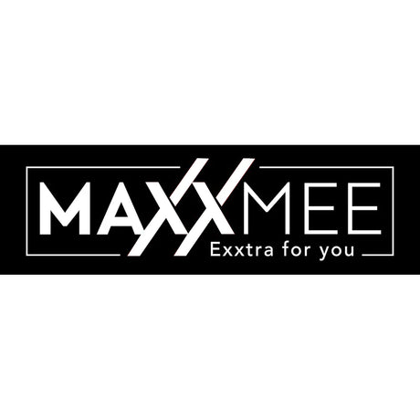 Weißes MAXXMEE-Logo mit dem Slogan Exxtra for you auf einem schwarzen, rechteckigen Hintergrund.