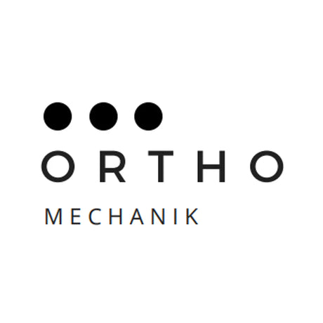 Logo mit drei schwarzen Punkten über dem Wort ORTHO und MECHANIK in Großbuchstaben darunter.