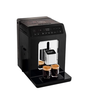 Der Krups EA8908 Evidence Kaffeevollautomat in schwarz, mit Quattro Force Technologie, brüht zwei Tassen Kaffee auf weißem Hintergrund.