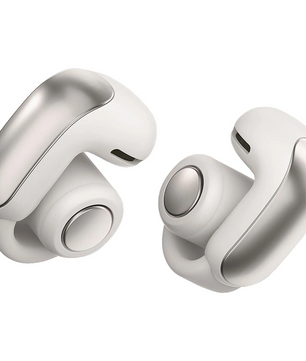 Die Samsung BOSE Ultra Open-ear Kopfhörer in weiß zeichnen sich durch ein offenes Design und einen modernen, abgerundeten Stil aus, der auf einem schlichten weißen Hintergrund dargestellt ist.