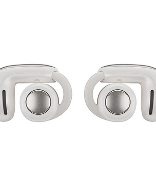 Ein Paar weiße Samsung BOSE Ultra Open-ear Kopfhörer mit runden silbernen Akzenten und geschwungenen Bügeln, die ein offenes Design für ganztägigen Tragekomfort bieten.