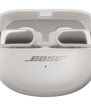 Weiße Samsung BOSE Ultra Open-ear Kopfhörer im offenen Ladecase mit Open-Ear-Design und sichtbarem Bose-Logo auf der Vorderseite.