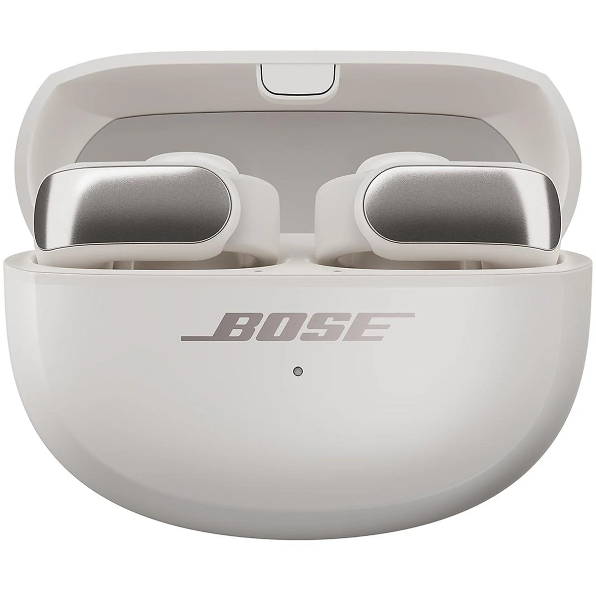 Weiße Samsung BOSE Ultra Open-ear Kopfhörer im offenen Ladecase mit Open-Ear-Design und sichtbarem Bose-Logo auf der Vorderseite.