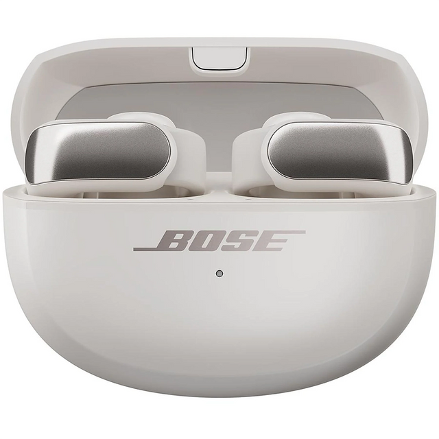 Weiße Samsung BOSE Ultra Open-ear Kopfhörer im offenen Ladecase mit Open-Ear-Design und sichtbarem Bose-Logo auf der Vorderseite.
