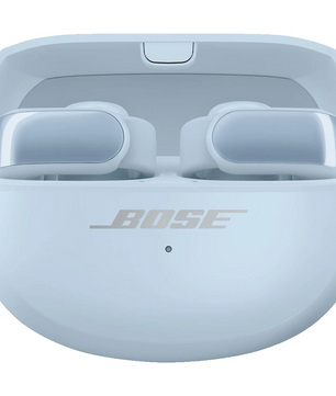 Die BOSE Ultra Open-ear Kopfhörer - Blau von Bose werden in einem offenen Ladeetui mit Bose Logo gezeigt. Sie verfügen über ein innovatives Open-Ear-Design für hohen Tragekomfort und sind mit Bose Immersive Audio ausgestattet.