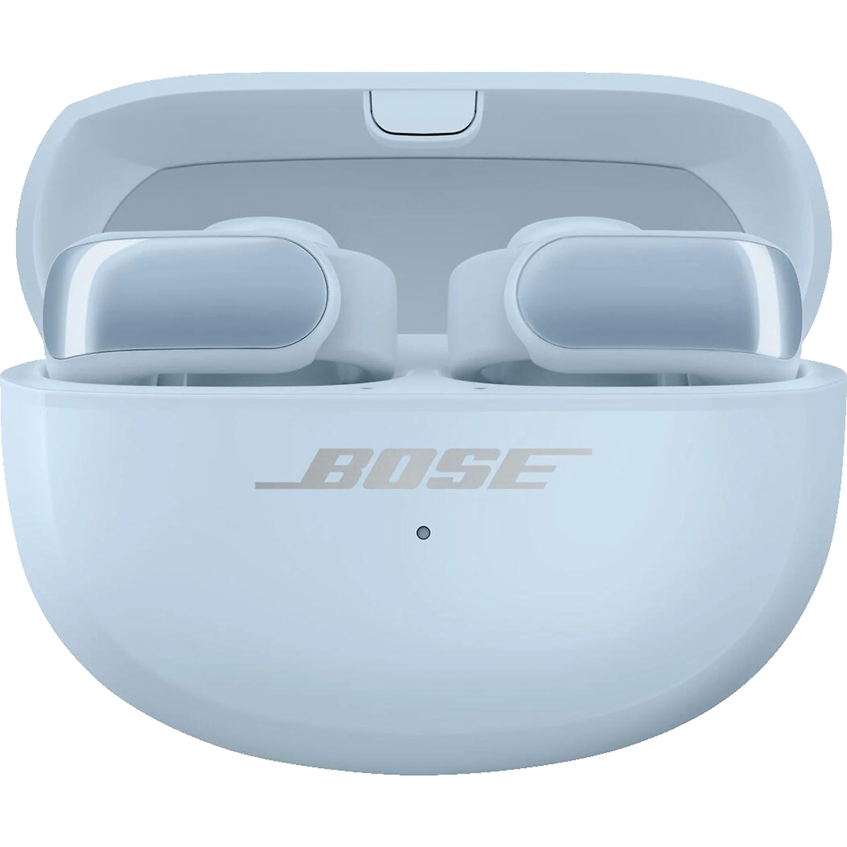 Die BOSE Ultra Open-ear Kopfhörer - Blau von Bose werden in einem offenen Ladeetui mit Bose Logo gezeigt. Sie verfügen über ein innovatives Open-Ear-Design für hohen Tragekomfort und sind mit Bose Immersive Audio ausgestattet.