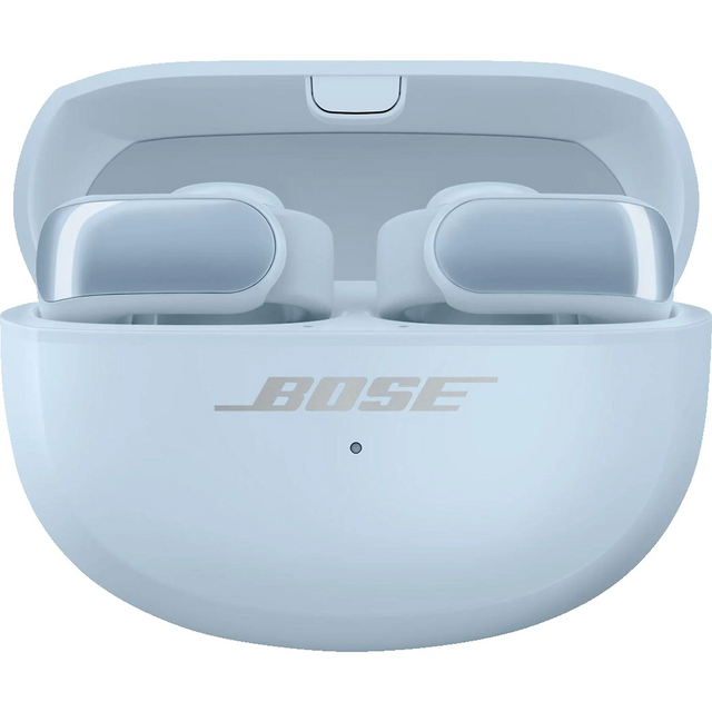 Die BOSE Ultra Open-ear Kopfhörer - Blau von Bose werden in einem offenen Ladeetui mit Bose Logo gezeigt. Sie verfügen über ein innovatives Open-Ear-Design für hohen Tragekomfort und sind mit Bose Immersive Audio ausgestattet.