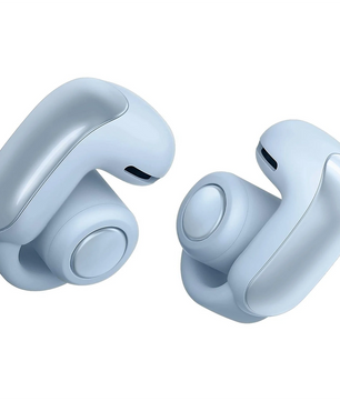 Ein Paar BOSE Ultra Open-ear Kopfhörer in Blau mit dem schlanken, abgerundeten Open-Ear-Design von Bose wird auf weißem Hintergrund gezeigt.