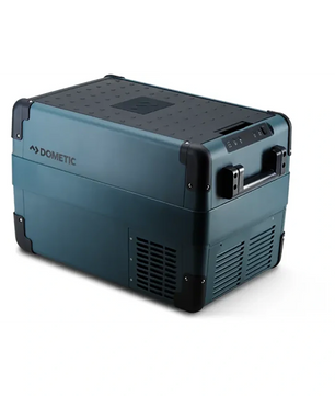 Auf weißem Hintergrund ist eine blaue Dometic CFX2 Kompressorkühlbox von Dometic abgebildet.