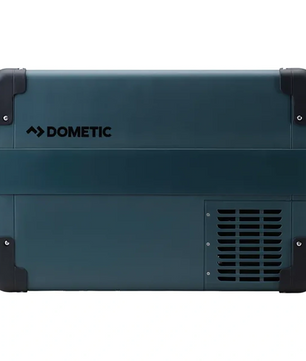 Die blaue, rechteckige Dometic CFX2 Kompressorkühlbox von Dometic verfügt über seitliche Griffe und eine Lüftungsöffnung unten rechts – ideal als mobile Kühlbox für Ihre Abenteuer.