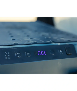 Nahaufnahme des Bedienfelds einer blauen Dometic CFX2 Kompressor-Kühlbox mit einer Digitalanzeige, die den Wert 0,0 anzeigt, sowie mehreren Tasten.