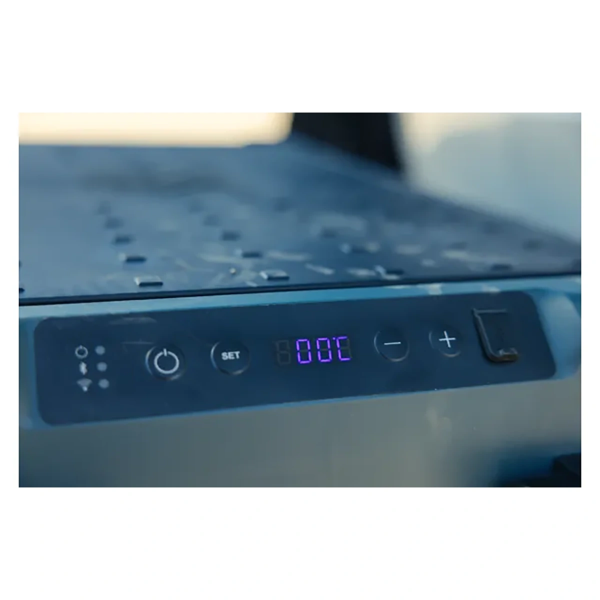 Nahaufnahme des Bedienfelds einer blauen Dometic CFX2 Kompressor-Kühlbox mit einer Digitalanzeige, die den Wert 0,0 anzeigt, sowie mehreren Tasten.