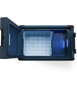 Draufsicht auf die Dometic CFX2 Kompressor-Kühlbox – blau von Dometic, mit geöffnetem Deckel, leerem, unterteilten Innenraum und einem blau beleuchteten Kompressor-Kühlfach.