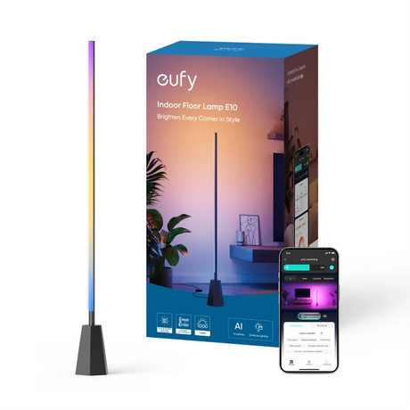 Die eufy Zimmer-Stehlampe E10 mit Multicolor-RGBWW-Technologie steht aufrecht neben ihrer Box und einem Smartphone, auf dem die Steuerungs-App zu sehen ist.