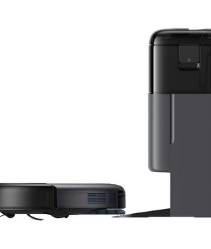 Der „eufy Omni C20 Saug- und Wischroboter – schwarz“ von eufy ist zu sehen, wie er zu seiner hohen, rechteckigen Reinigungsstation zurückkehrt; beide Geräte sind vor einem weißen Hintergrund abgebildet.