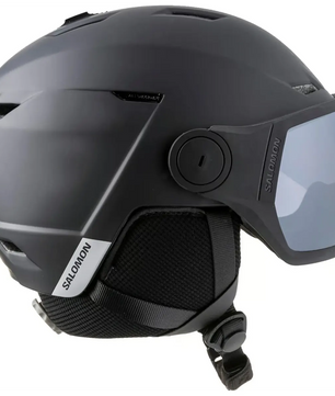 Der Salomon Pioneer LT Helm in Größe S, schwarz, verfügt über ein integriertes Visier, einen verstellbaren Kinnriemen, Salomon Branding an der Seite und EPS 4D Technologie für erhöhte Sicherheit.