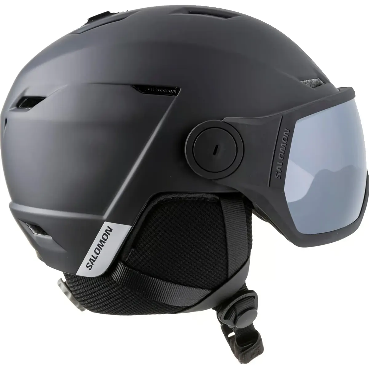 Der Salomon Pioneer LT Helm in Größe S, schwarz, verfügt über ein integriertes Visier, einen verstellbaren Kinnriemen, Salomon Branding an der Seite und EPS 4D Technologie für erhöhte Sicherheit.