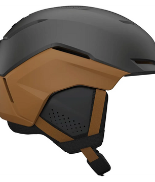 Ein brauner Giro Tenet Skihelm (Größe S) von Giro, gezeigt von der Seite, mit Ohrenschutz und verstellbarem Kinnriemen. Dieser All-Mountain-Helm verfügt über die innovative MIPS-Technologie für mehr Sicherheit.
