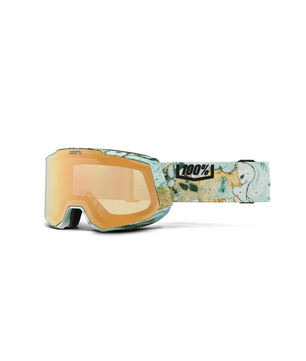 Die 100% Snowcraft Hiper Skibrille - beige verfügt über die HiPER-Glas-Technologie, ein grün gemustertes Band mit dem 100%-Logo und die Anti-Fog-Technologie für klare Sicht bei jedem Schneeabenteuer.