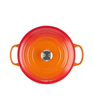 Draufsicht auf den Le Creuset Signature Bräter in Orange, hergestellt aus emailliertem Gusseisen mit stabilen Griffen und einem Edelstahlknauf.